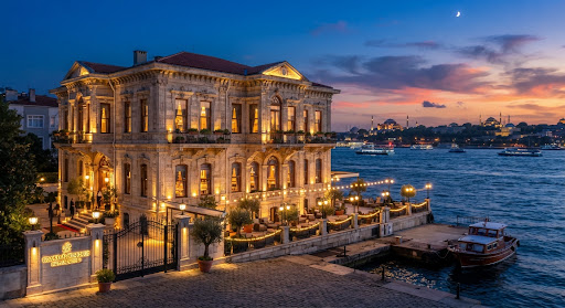 Gün batımında Grand Bosphorus Hotel tarihi konak cephesi